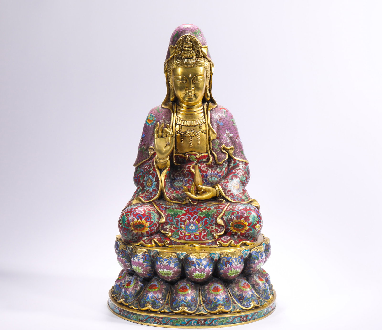 A GILDED SEATED STATUE OF GUANYIN BODHISATTVA IN COPPER CLOISONNE ENAMEL FROM THE QING DYNASTY: H:48.0cm(18.90in) W:28.0cm(11.02in) Weight:10990g(24.23lb)This Guanyin seated statue is a masterpiece of the craftsmanship of the Qing Dynasty Imperial Workshop. Made of bronze with full-body cloisonn