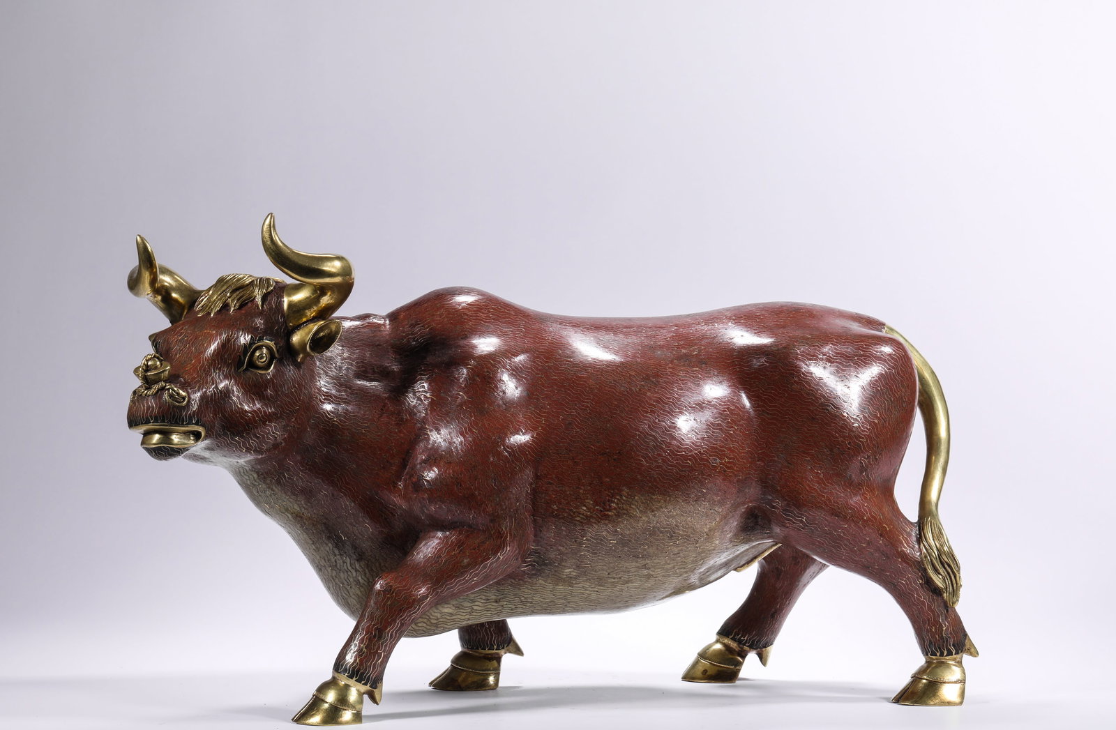 QING DYNASTY GILDED GILDED GILDED GILDED GILDED OX FIGURINE: H:32.0cm(12.60in) W:50.0cm(19.69in) Weight:9690g(21.36lb)This ox statue is a masterpiece of the craftsmanship of the Qing Dynasty Imperial Workshop. Made of bronze with full-body cloisonné enamel cra