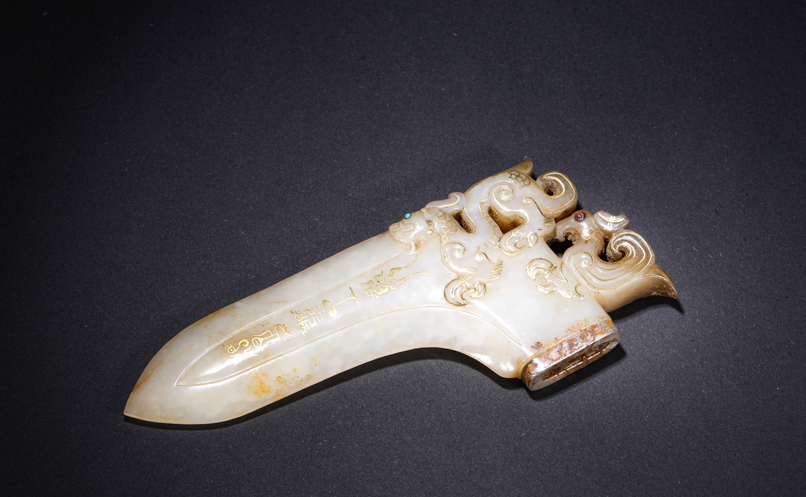 ANCIENT HAN DYNASTY JADE WITH GOLD INLAID WITH GEMSTONES AND DRAGON AND PHOENIX PATTERNS HANDLE: H:6cm(2.36in) W:15cm(5.91in) Weight:140g(0.31lb)This is an ancient Hetian jade handle-shaped artifact with gold inlay and gemstone settings, featuring intricate dragon-phoenix patterns. It is an exqui