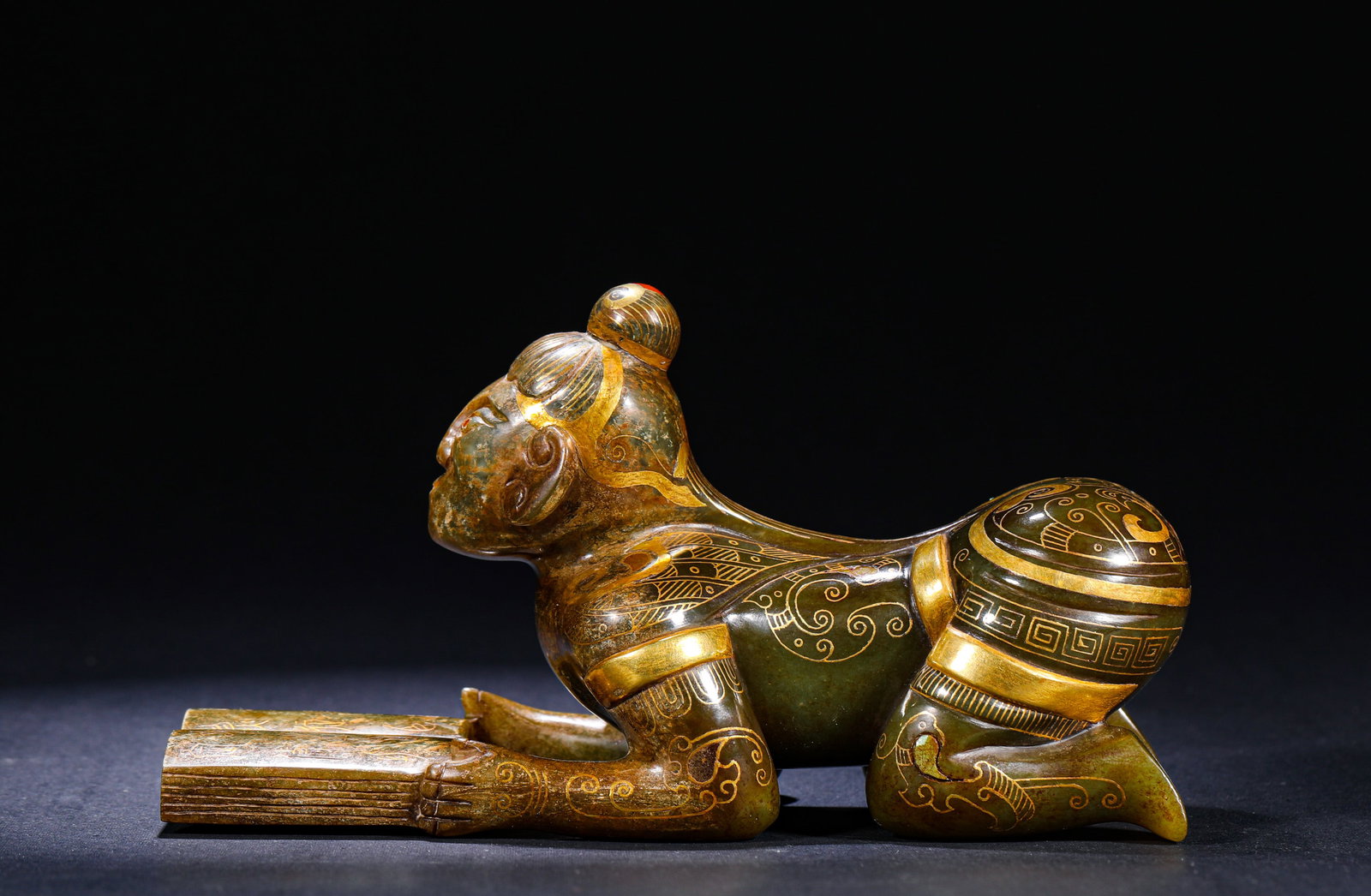 ANCIENT HAN DYNASTY JADE INLAID WITH GOLD AND GEMSTONES KNEELING: H:9cm(3.54in) W:18cm(7.09in) Weight:960g(2.12lb)This is an ancient jade kneeling figure ornament with gold inlay and gemstone inlay, featuring warm jade texture, exquisite gold-inlay craftsmanship and