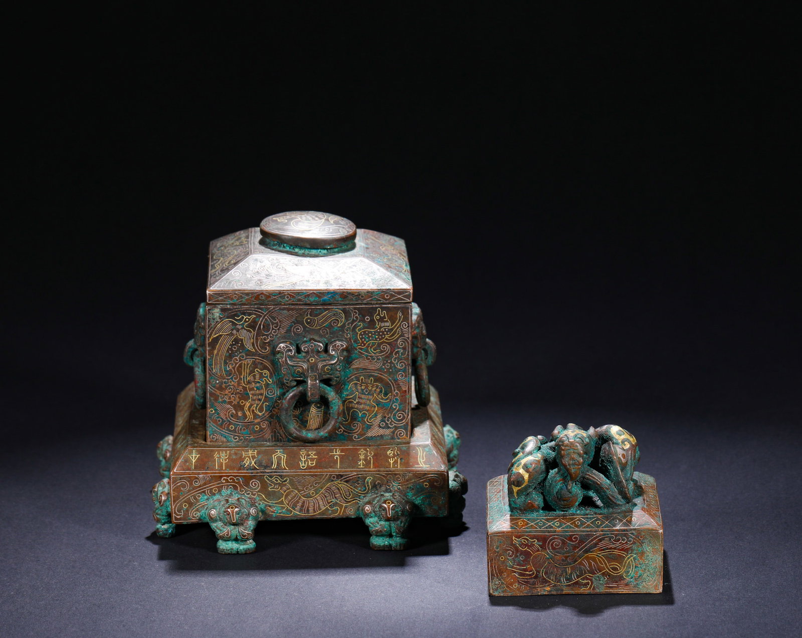 BRONZE INLAID GOLD AND SILVER COILED DRAGON SEAL AND SEAL CASE: H:10cmW:10.5cmWeight:1750g This is a set of bronze seal with coiled dragon knob and its seal box, inlaid with gold and silver. The seal knob is shaped as a coiled dragon, while both the seal box and t