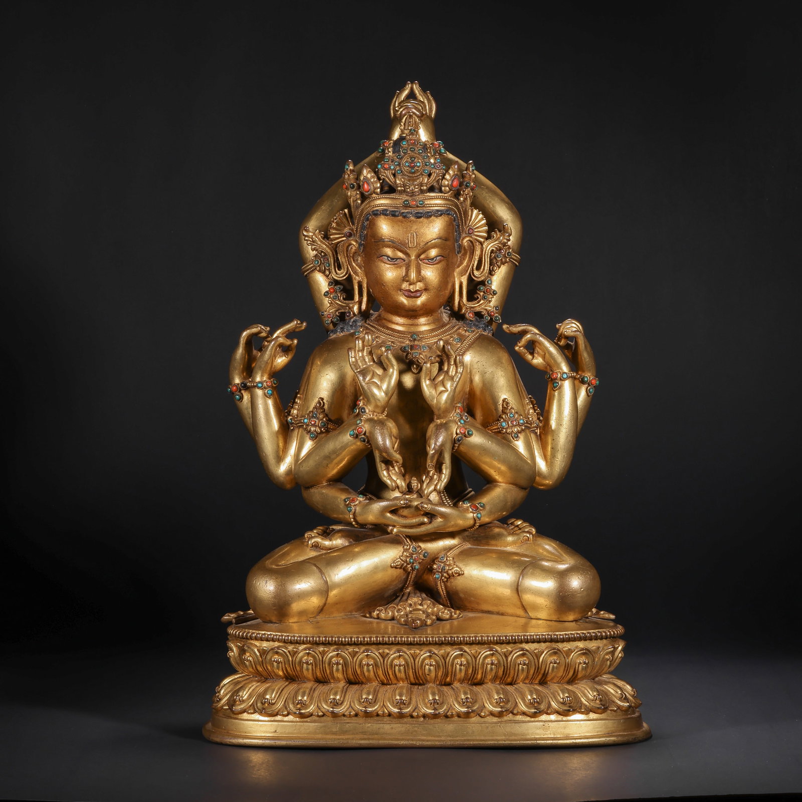 A GILDED BRONZE STATUE OF THE EIGHT-ARMED GUANYIN IN THE QING DYNASTY (1 of 15)
