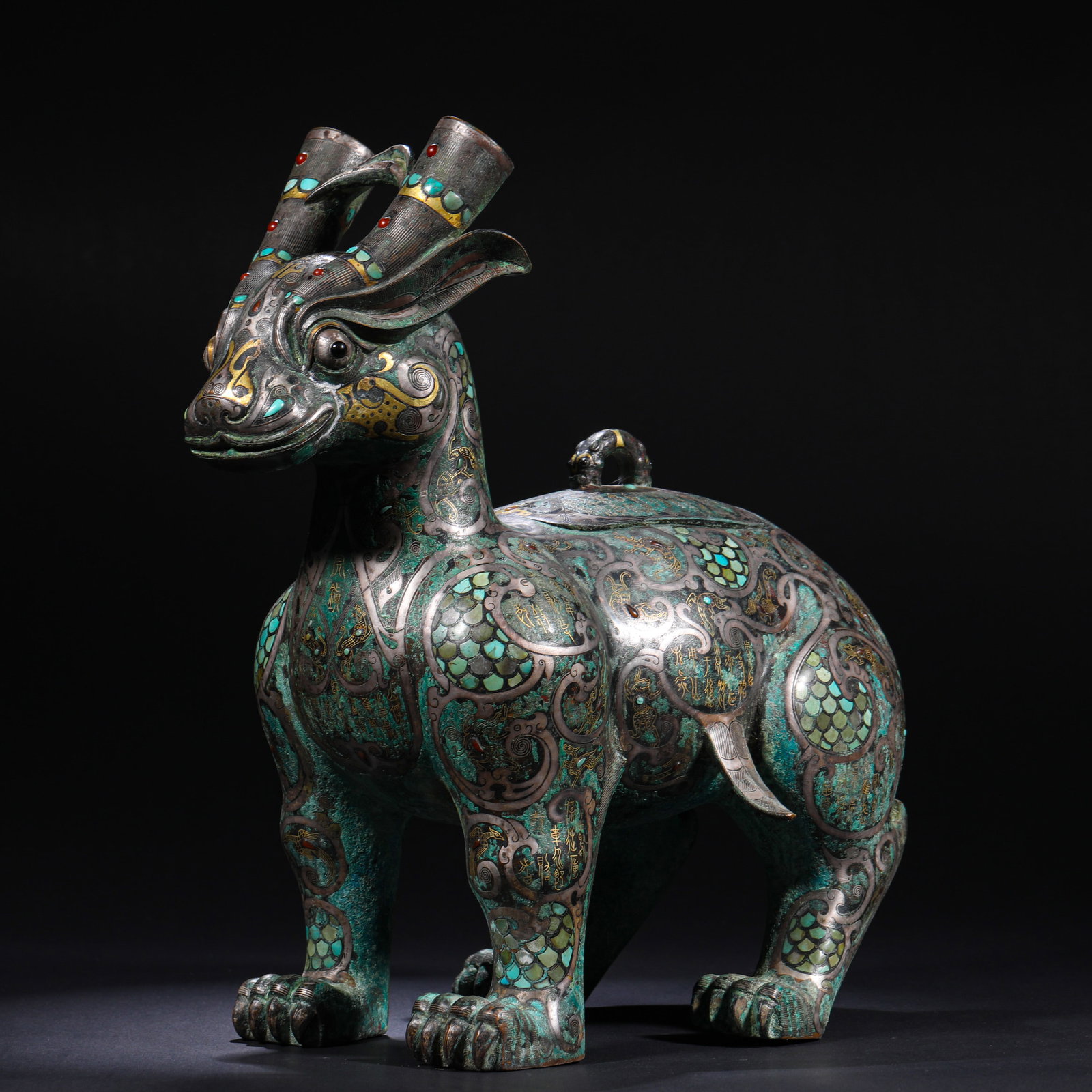 BRONZE INLAID WITH GOLD AND SILVER INLAID WITH TURQUOISE AUSPICIOUS BEAST VASE FROM THE WARRING: H:31cm(12.20in)W:30cm(11.81in)Weight:5040g This is a bronze zun (wine vessel) shaped like an auspicious beast, inlaid with gold, silver, turquoise, and agate, dating from the Warring States to Han Dyn