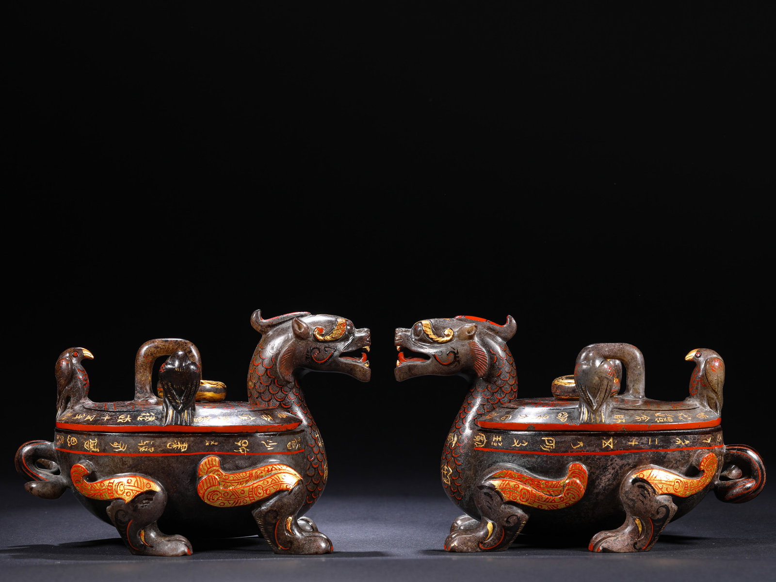 A PAIR OF HAN DYNASTY JADE-INLAID GOLD-INLAID AUSPICIOUS BEAST-SHAPED LID BOXES: H:12cm(4.72in)W:17cm(6.69in)Weight:1600g