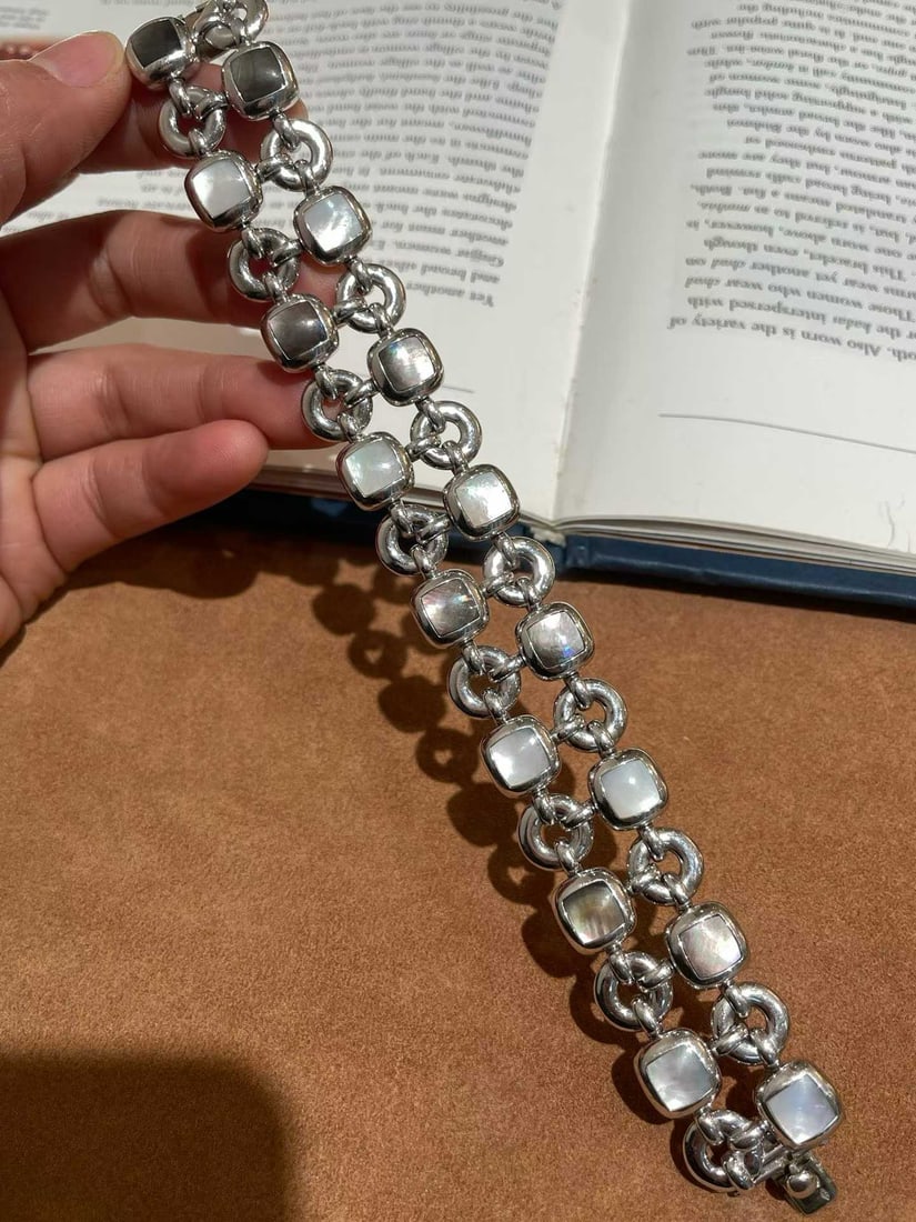 VCA VAN CLEEF & ARPELS 18K WHITE GOLD SET WITH GRAY-WHITE MOTHER-OF-PEARL: It weighed 90.3g and had a chain length of 18cm and a chain width of 22mm.