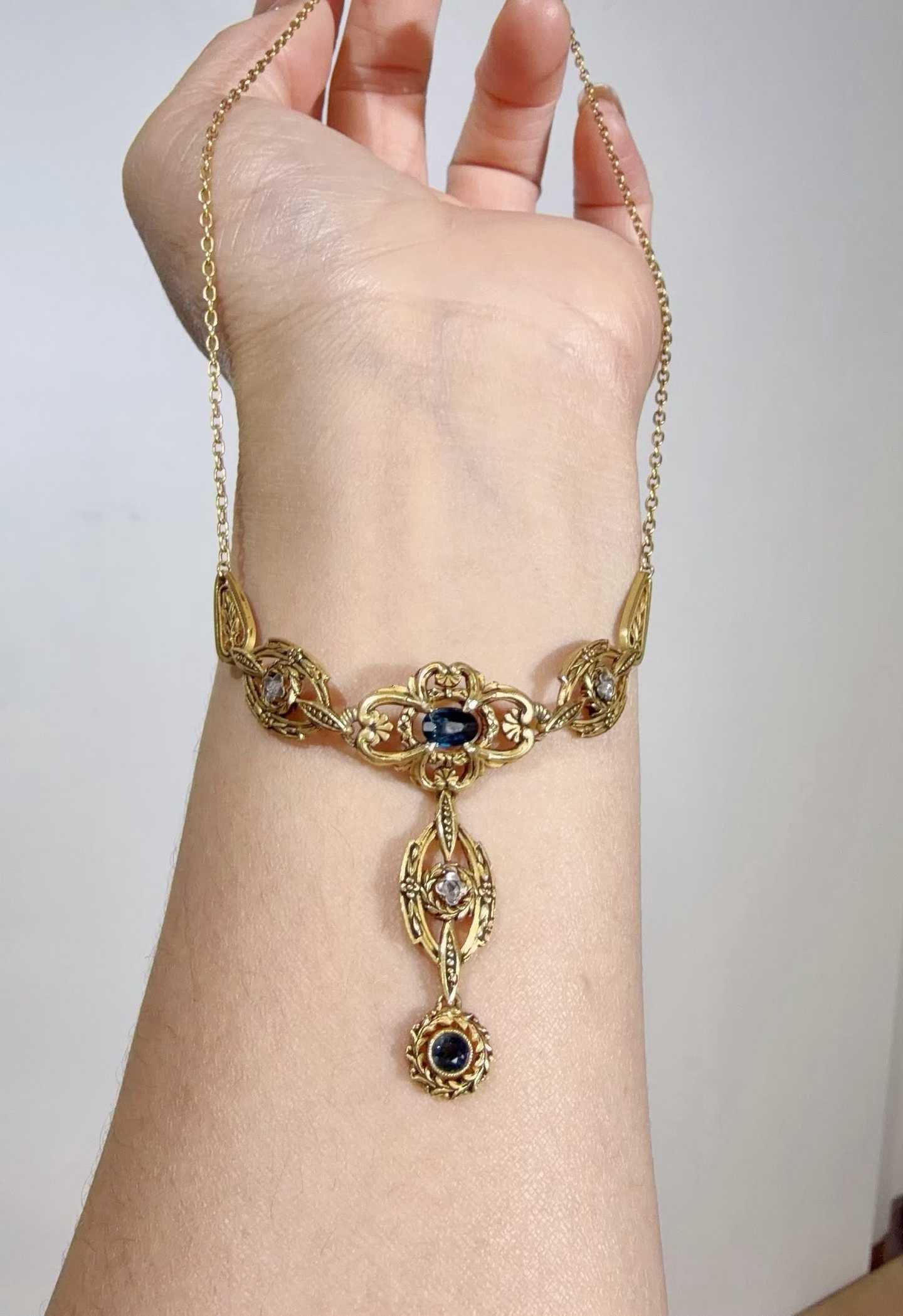ART NOUVEAU 18K GOLD SAPPHIRE NECKLACE: Weight 12.3g length 39.5cm hand-carved + carved floral silk inset rich sapphire bright diamond add high sense of curly grass pattern pendant design timeless retro aesthetic suitable for daily