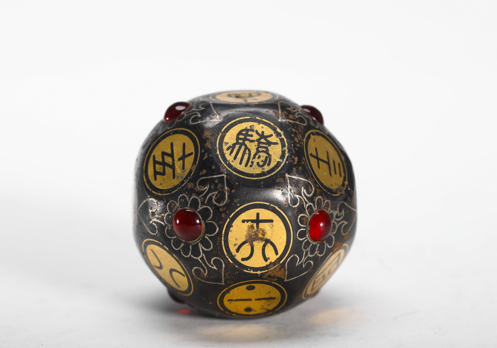 HAN DYNASTY INLAID GOLD AND SILVER INLAID GEMSTONE DICE: H:4cmW:4cmWeight:130g This is a polyhedral die decorated with gold and silver inlay. It has a black ground, each face bears characters within gold circles, and is set with red gemstones, showing fine 