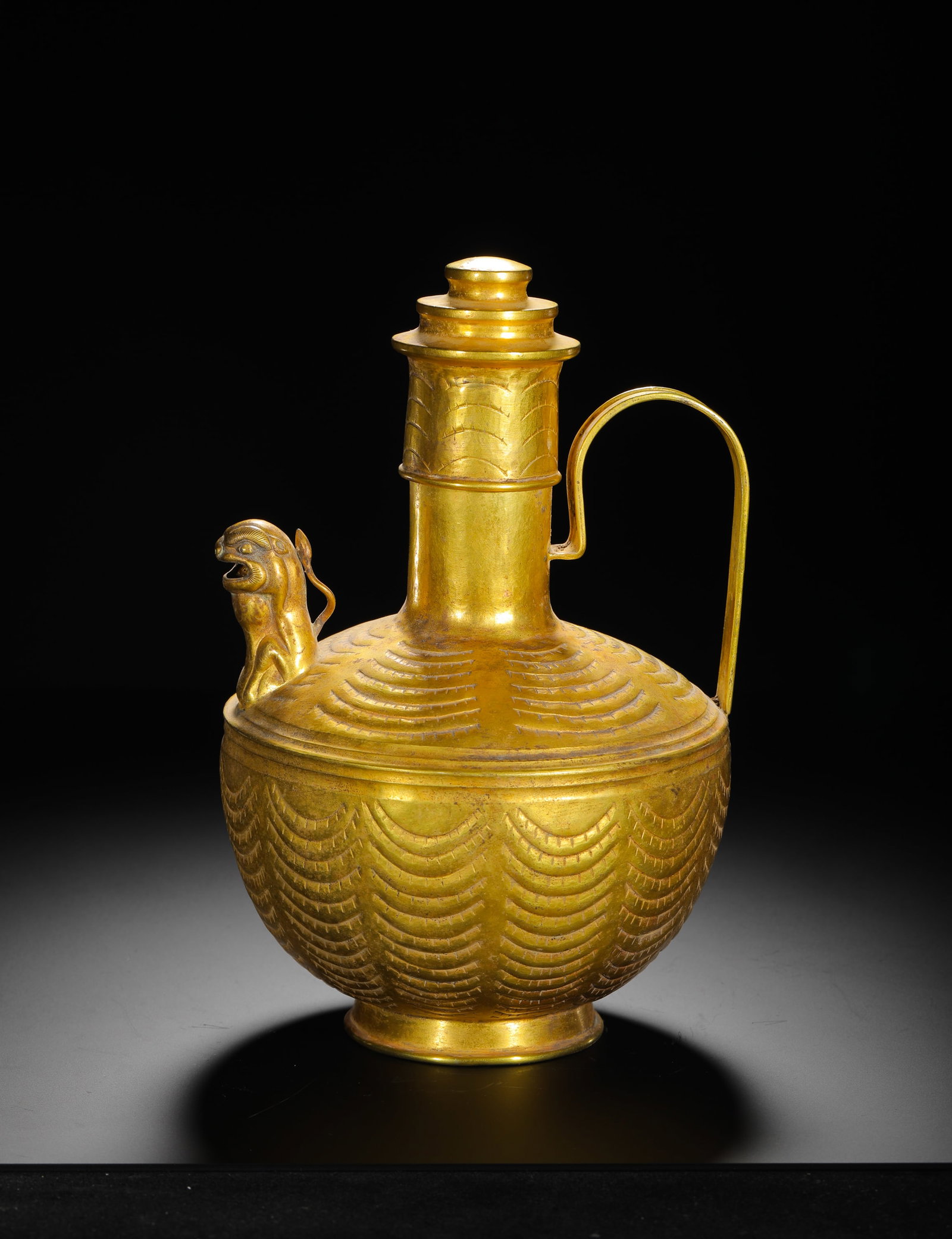 TANG DYNASTY GILDED BEAST-HEADED TEAPOT: H:24cm(9.45in)W:16cm(6.30in)Weight:670g(1.48lb)Used as a wine vessel by the nobility, it reflects the opulent lifestyle and aesthetic tastes of Tang high society