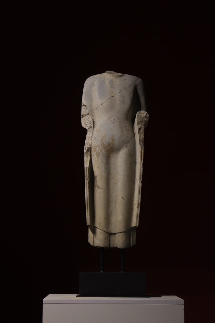 NORTHERN QI BUDDHA STATUES: H:104cm H:84cm
