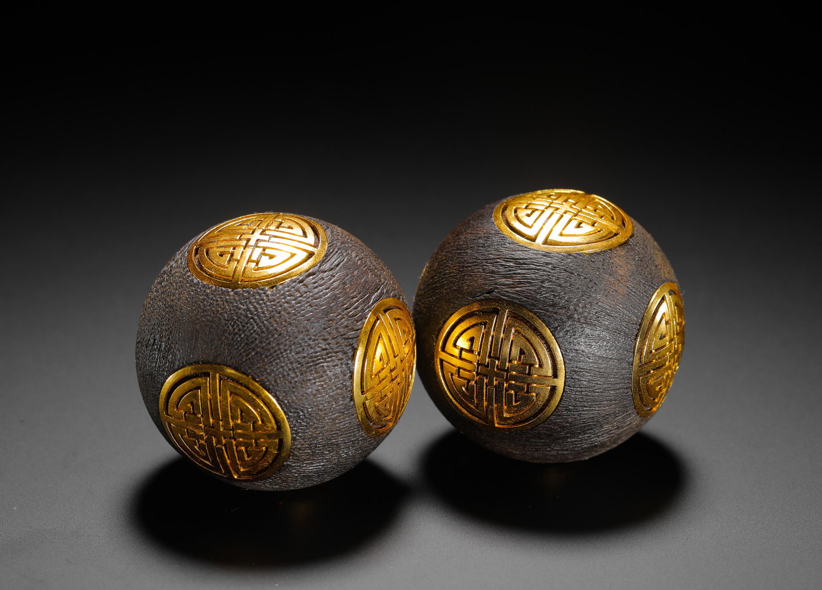 QING DYNASTY AGARWOOD WRAPPED WITH GOLD BALLS OF LONGEVITY PATTERNS HANDBALLS (1 of 9)