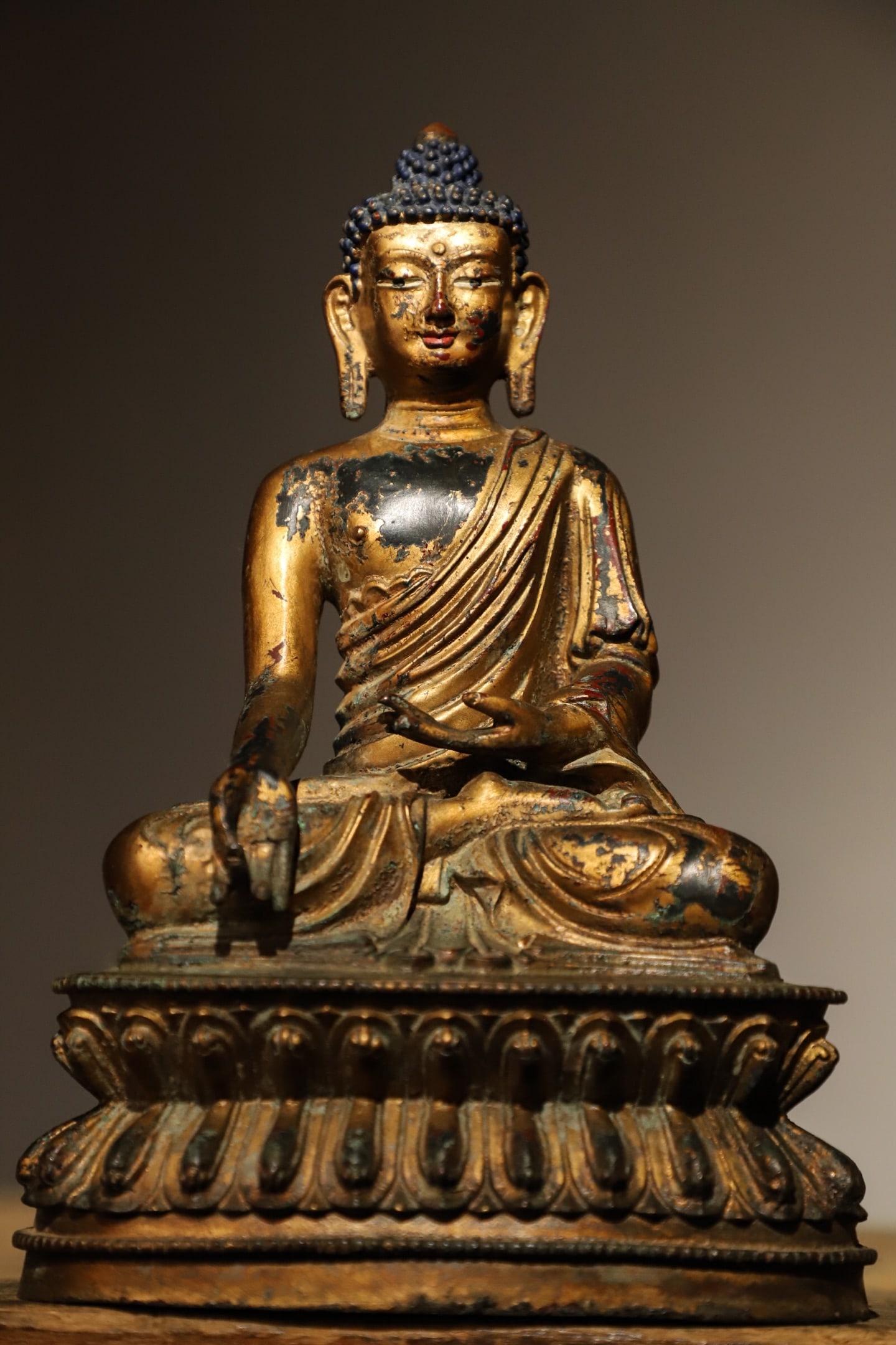 A GILDED BRONZE STATUE OF SAKYAMUNI FROM THE MING DYNASTY: Weight:2250g.H:25cmL:16cmW:12cm