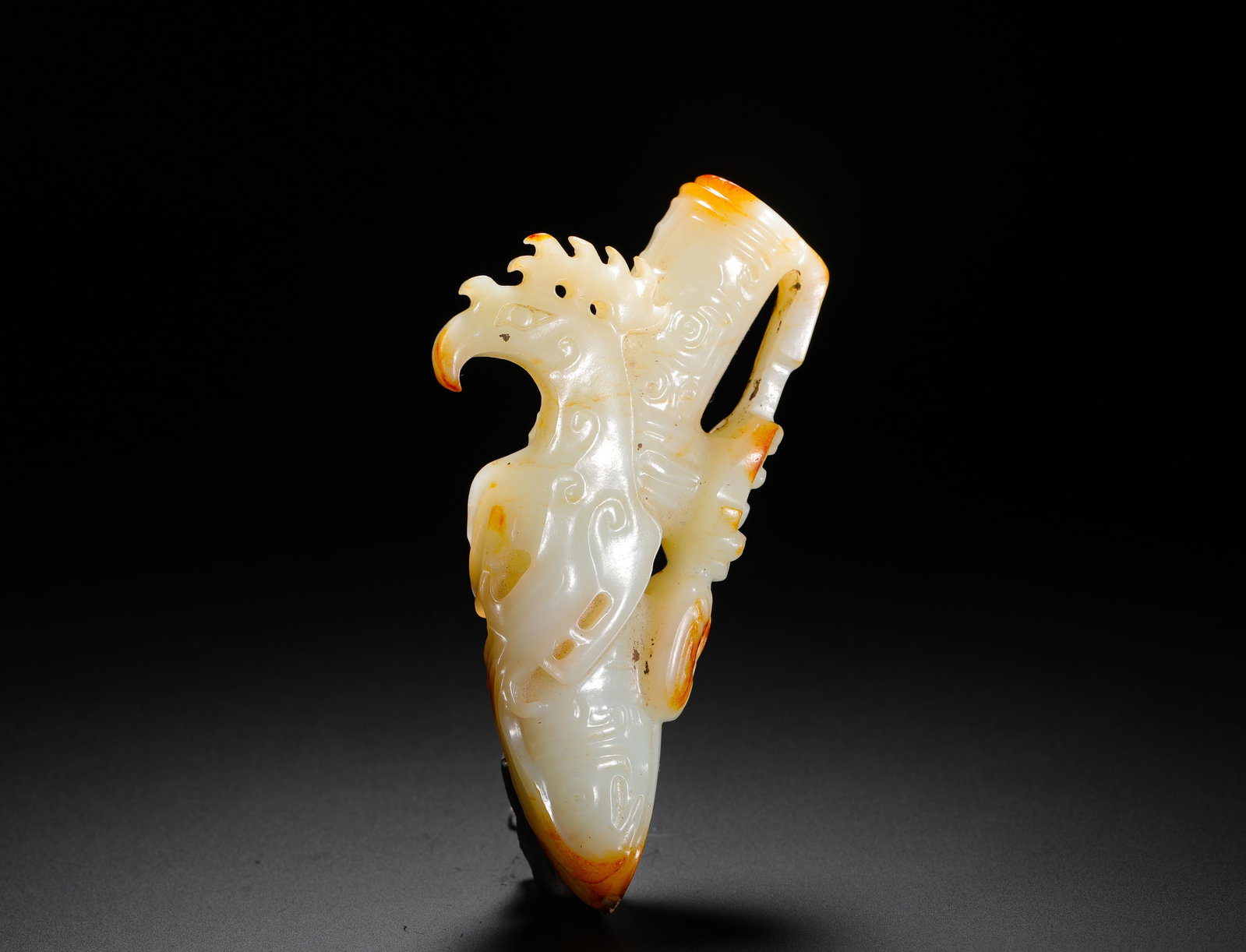 HAN DYNASTY HETIAN WHITE JADE RED PHOENIX PATTERN ? SHAPED PENDANT: H:11cm(4.33in)W:5.5cm(2.17in)Weight:140g(0.31lb)The pendant is shaped like a xi (a knot-untying awl). The main body is carved with a phoenix pattern, with the head held high and wings spread. The feat
