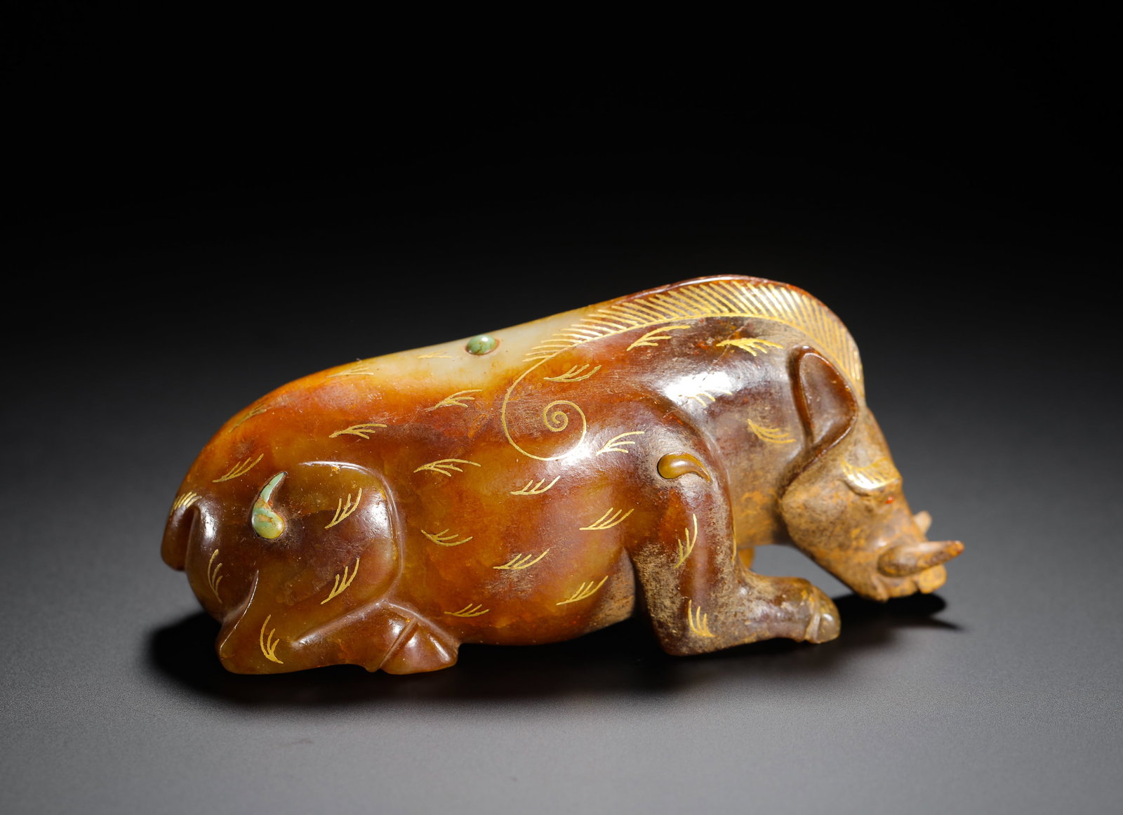 HAN DYNASTY HETIAN WHITE JADE INLAID WITH GOLD INLAID TREASURE PIG: H:5.5cm(2.17in)W:11.3cm(4.45in)Weight:340g(0.75lb)The boar symbolized prosperity and wealth in Han culture. Jade boar weights were common scholar's objects used to secure mats or scrolls, also represe