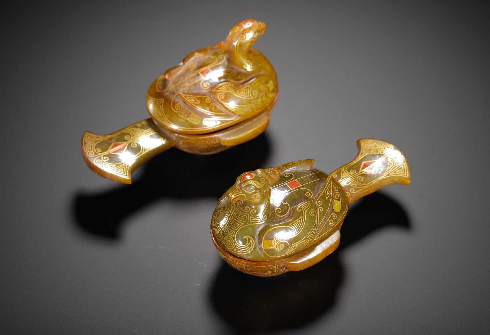 HAN DYNASTY GREEN JADE INLAID WITH GOLD AND GEMSTONES PHOENIX-SHAPED LID BOX: H:9cm(3.54in)W:12cm(4.72in)Weight:350g(0.77lb)The phoenix symbolized auspiciousness, nobility, and peace in Han culture. Such boxes were often used by the nobility to hold cosmetics, spices, or small 