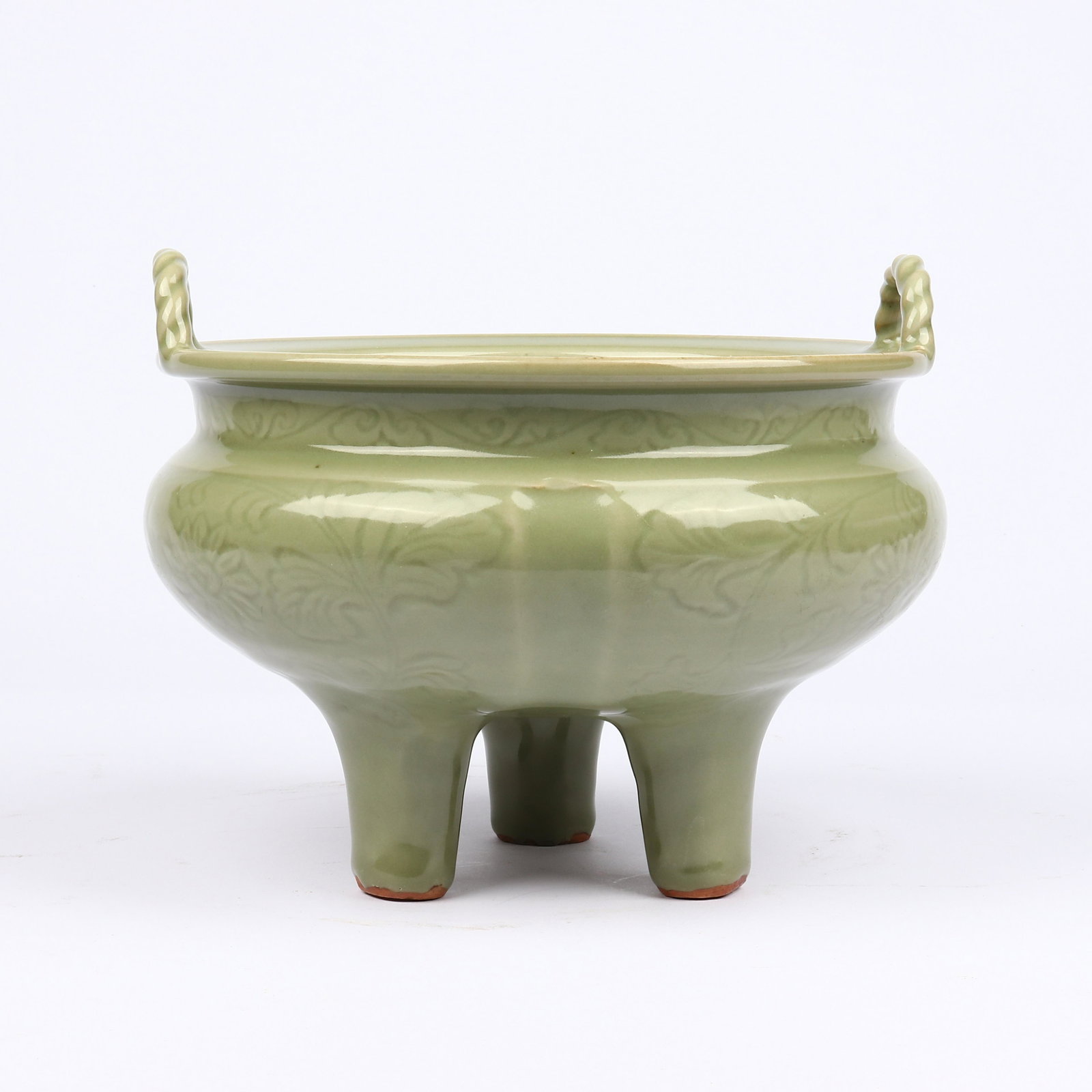 Ming Dynasty Longquan dark engraved flower pattern: Ming Dynasty Longquan dark engraved flower pattern double ear three legged stove 明代龙泉暗刻花卉纹饰双耳三足炉