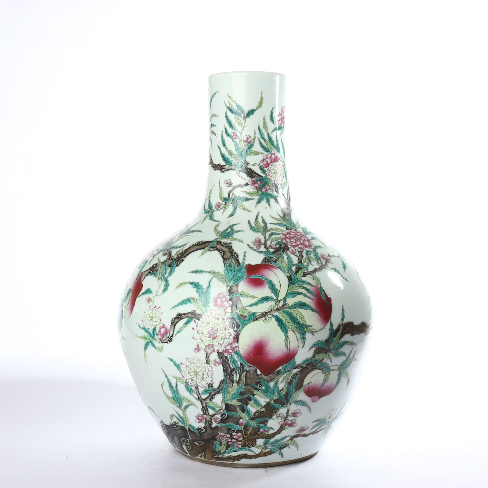 Tianqiu vase decorated with nine peach patterns in (1 of 13)