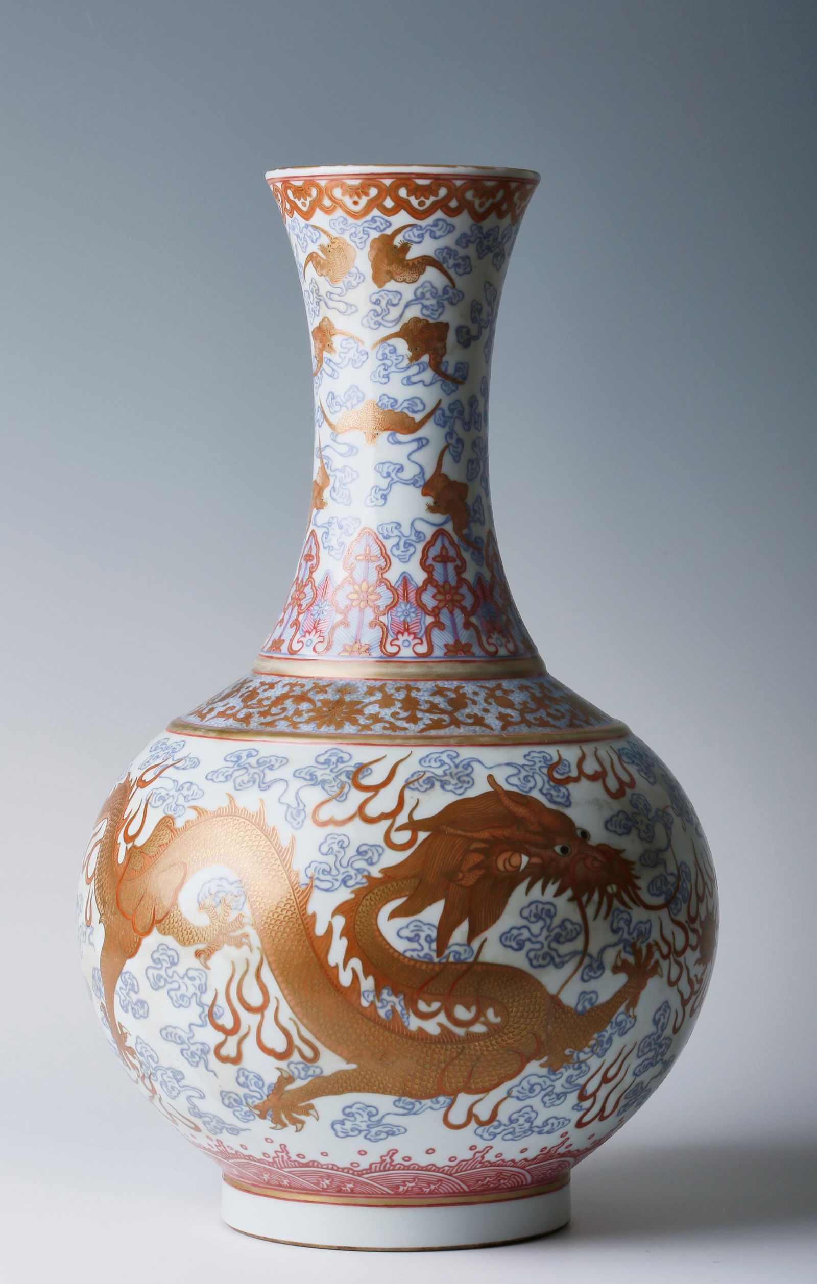 Qing Guangxu pastel gold bottle with dragon pattern (1 of 9)