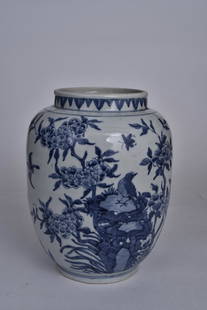 At the end of Ming Dynasty, flowers, birds, blue and white pots: At the end of Ming Dynasty, flowers, birds, blue and white pots 明末，花鸟青花罐 Dimensions: H,27.5cm