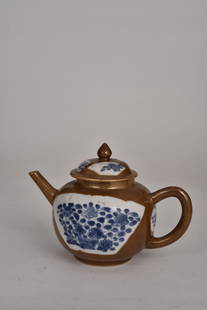 Qing and Kangxi rust blue and white teapot: Qing and Kangxi rust blue and white teapot 清，康熙铁锈青花茶壶 Dimensions: H,13cm