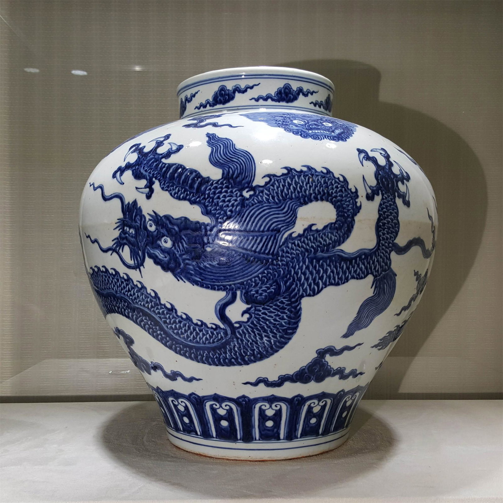 A MING DYNASTY DRAGON PATTERN PORCELAIN JAR: A MING DYNASTY DRAGON PATTERN PORCELAIN JARH:51cm W:50cm