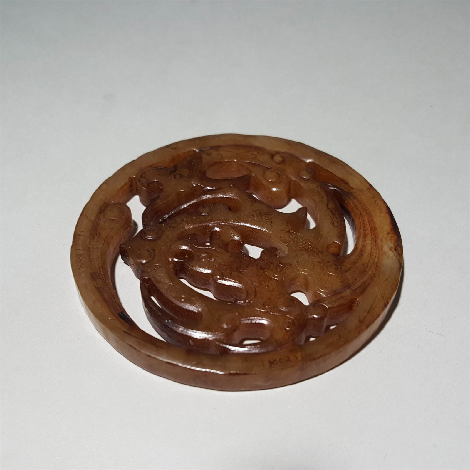 A MING DYNASTY CARVED JADE DRAGON PATTERN PENDANT: A MING DYNASTY CARVED JADE DRAGON PATTERN PENDANTD:6cm