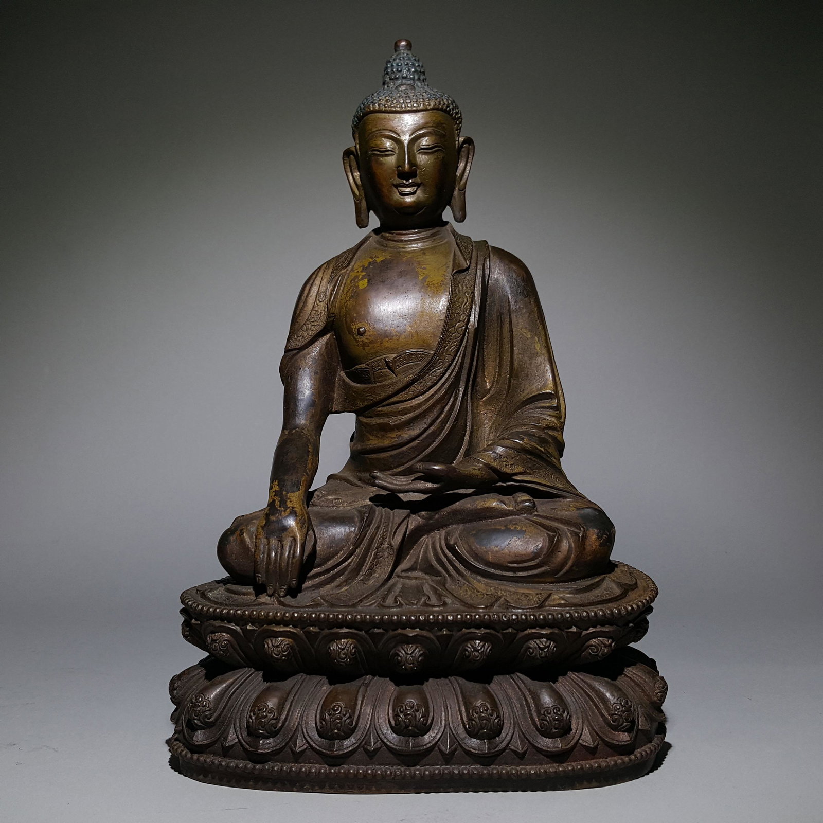 A MING DYNASTY SAKYAMUNI STATUE: 31x21cm