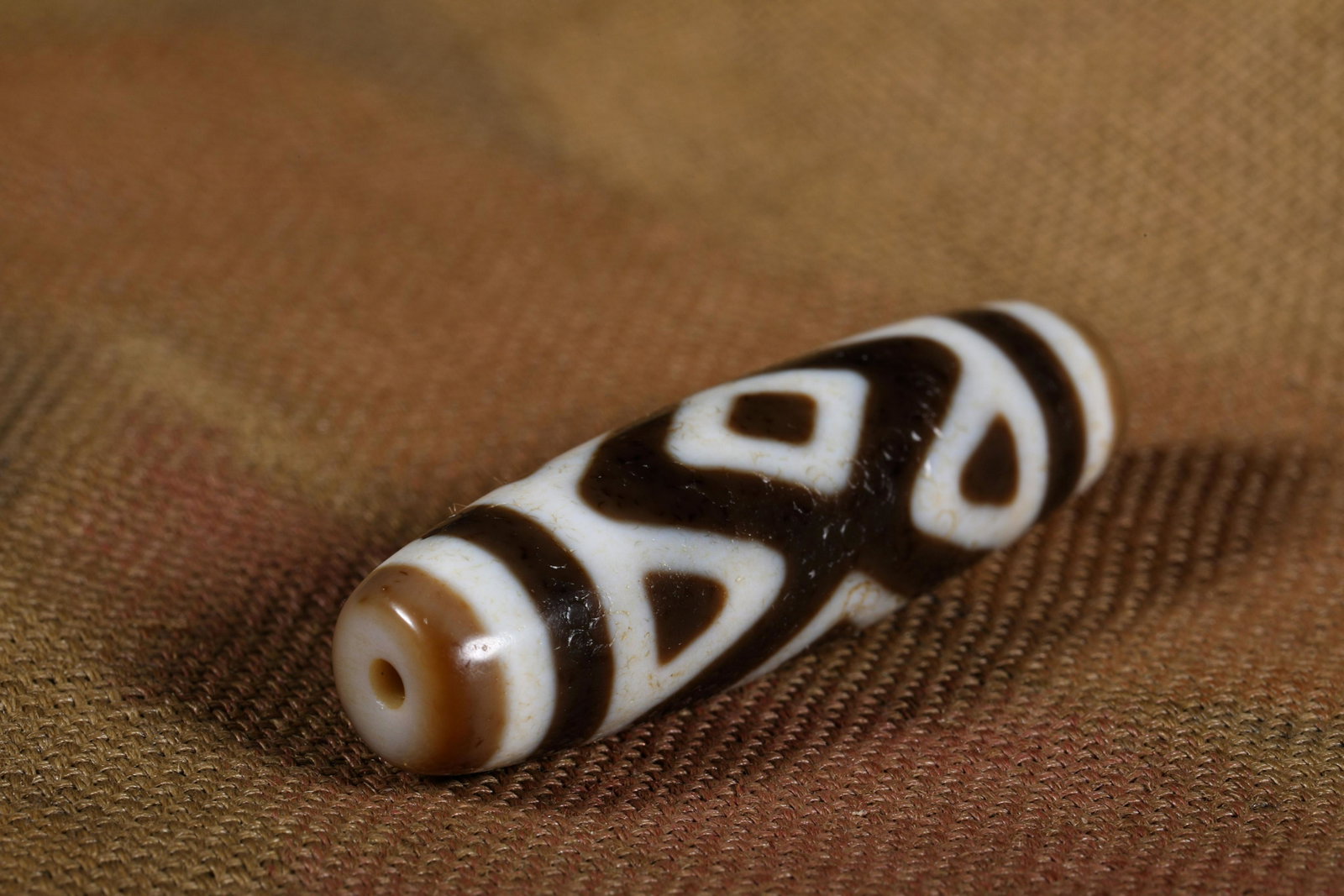 A HAN DYNASTY DZI BEAD: L4.9cm