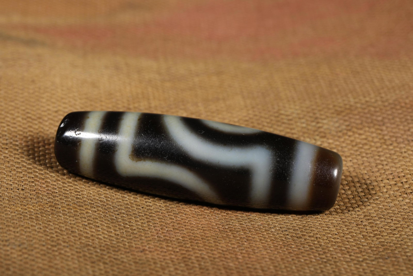 A HAN DYNASTY DZI BEAD: L3.5cm