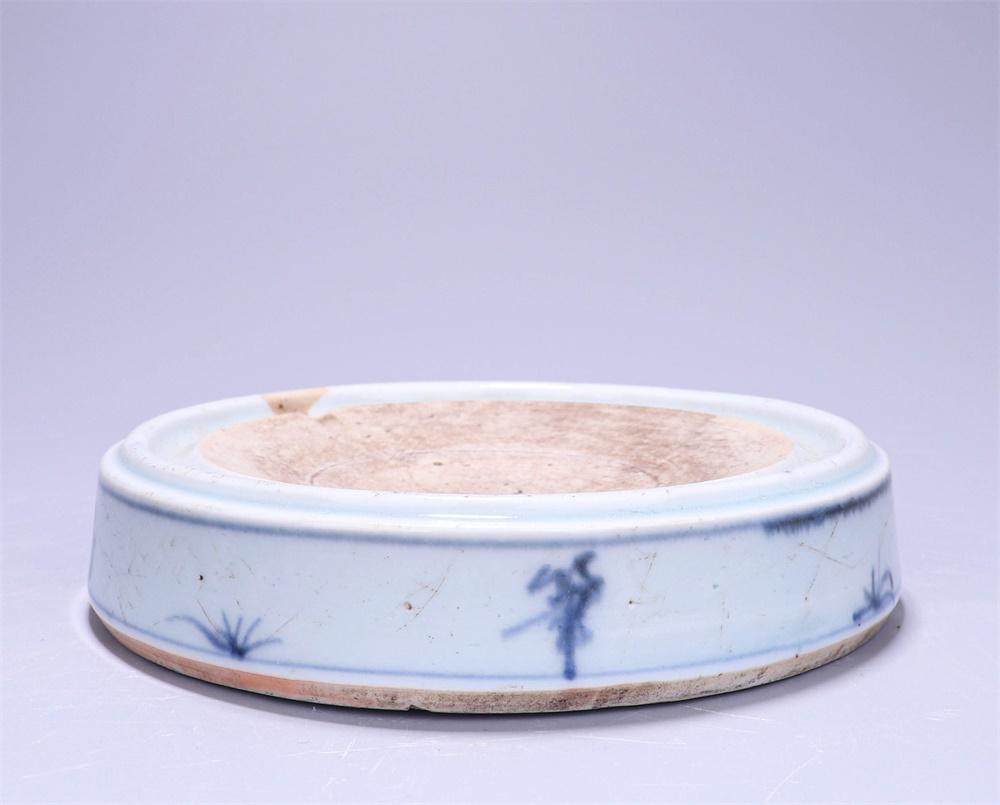 A MING DYNASTY BLACK AND WHITE INKSTONE: D13.5cm H2.8cm