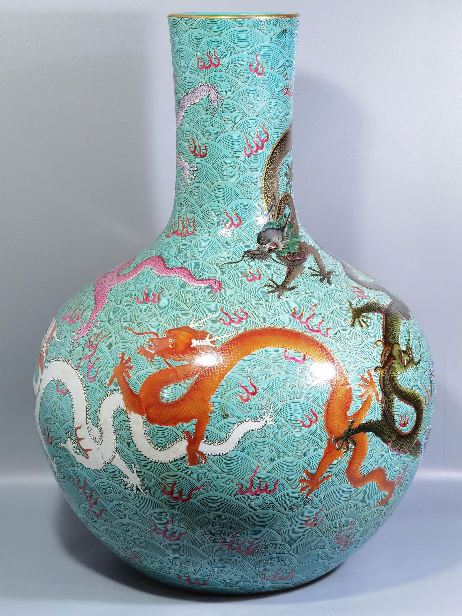 A QING DYNASTY QIANLONG FAMILLIE ROSE SEA COLOR NINE (1 of 8)