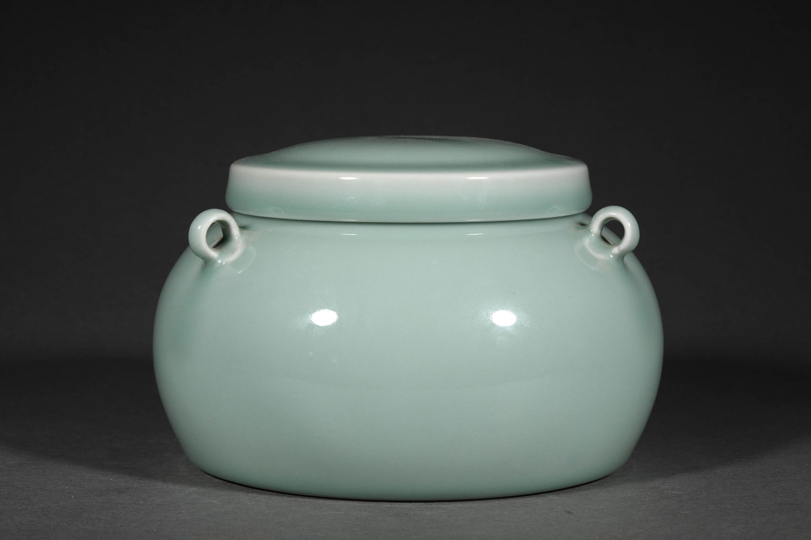 A QING DYNASTY PINK GREEN GLAZE FOUR RINGS JAR (1 of 7)