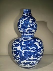 QING DYNASTY BLUE AND WHITE FIGURE GOURD VASE