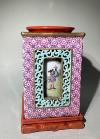 QING DYNASTY WESTERN CHARACTER PASTEL PEN HOLDER