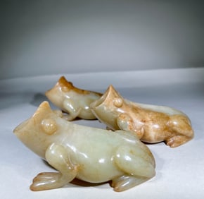 MING DYNASTY WHITE JADE FROG WATER COLUMN