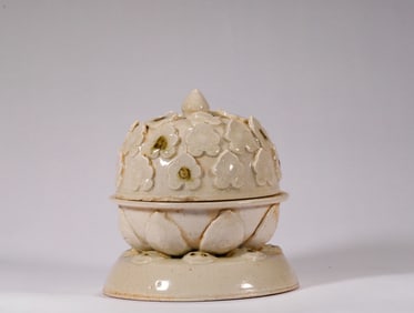 Dingyao white glaze Buddha Lian plate of Song Dynasty