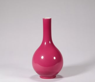 A single color glazed long-necked vase, Qing Dynasty, China