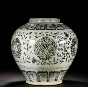 A Xuande blue and white porcelain pot, Ming Dynasty, China