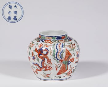 A colorful dragon and phoenix jar in Jiajing, Ming Dynasty, China
