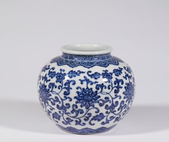 A blue and white porcelain pot, Qing Dynasty, China