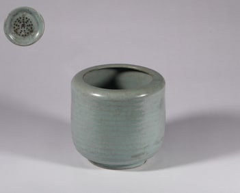 A Qianlong single color glaze incense burner, Qing Dynasty, China