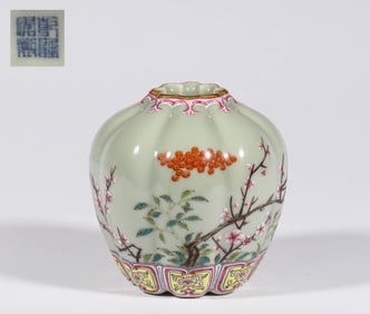A Qianlong pastel pot with melon rims, Qing Dynasty, China