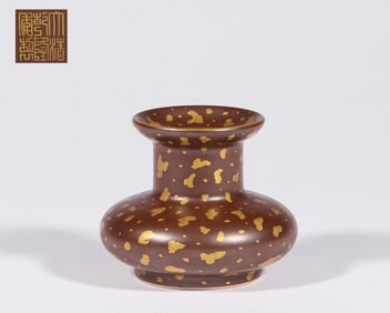 A Qianlong sprinkling gold pan mouth, Qing Dynasty, China