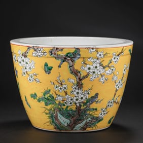 A pastel scroll jar, Qing Dynasty, China