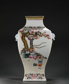 Qing Dynasty Qianlong appreciating the bottle