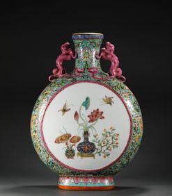 Qianlong in the Qing Dynasty holds the moon bottle