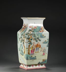 Qing Dynasty Qianlong appreciating the bottle