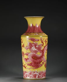 Yongzheng dragon pattern bottle of Qing Dynasty