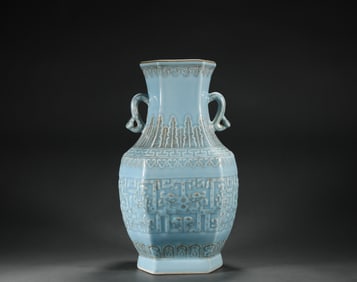 Qing Dynasty Qianlong appreciating the bottle