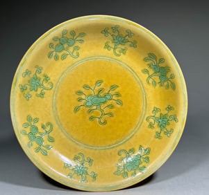MING DYNASTY YELLOW-GROUND GREEN GLAZE PLATE