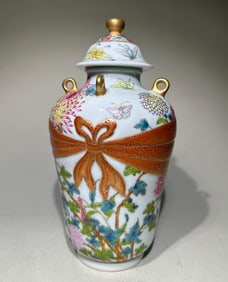 QING DYNASTY PASTEL BAGGAGE BOTTLE
